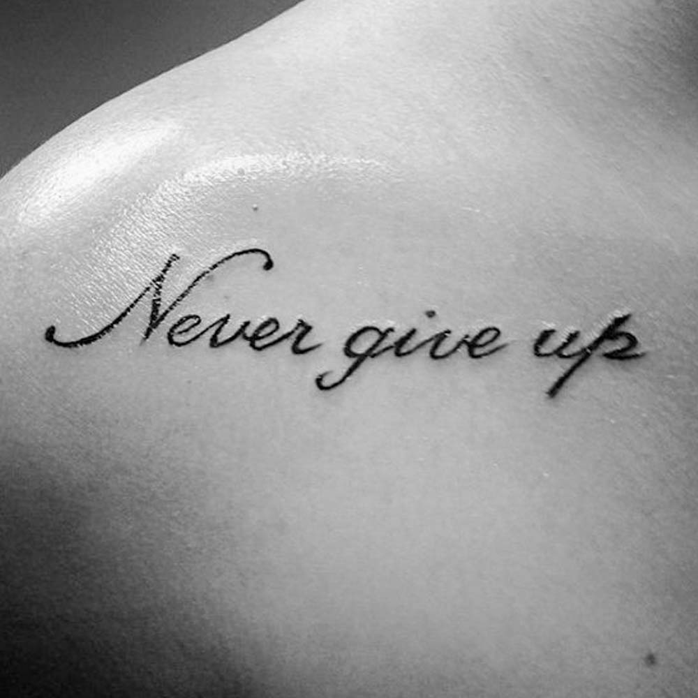 Tattoo con scritte Never give up