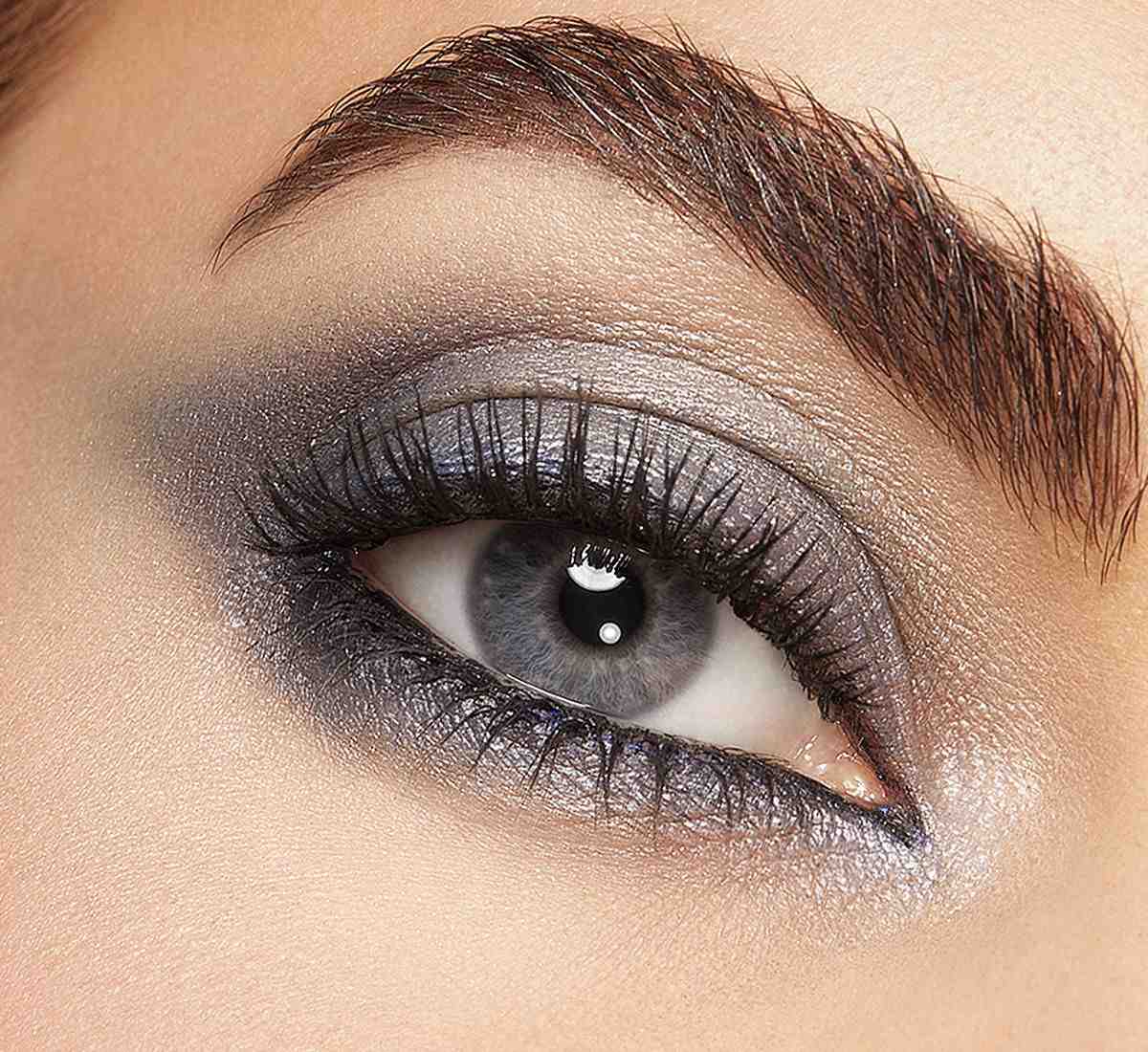 Tendenza trucco occhi smokey eyes grigio Inverno 2023