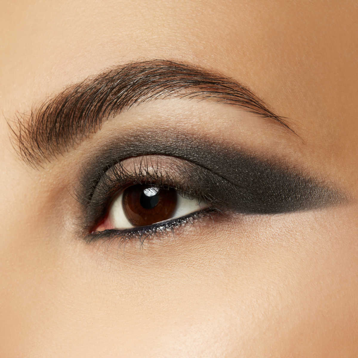 Charcoal make up, smokey eyes color carbone