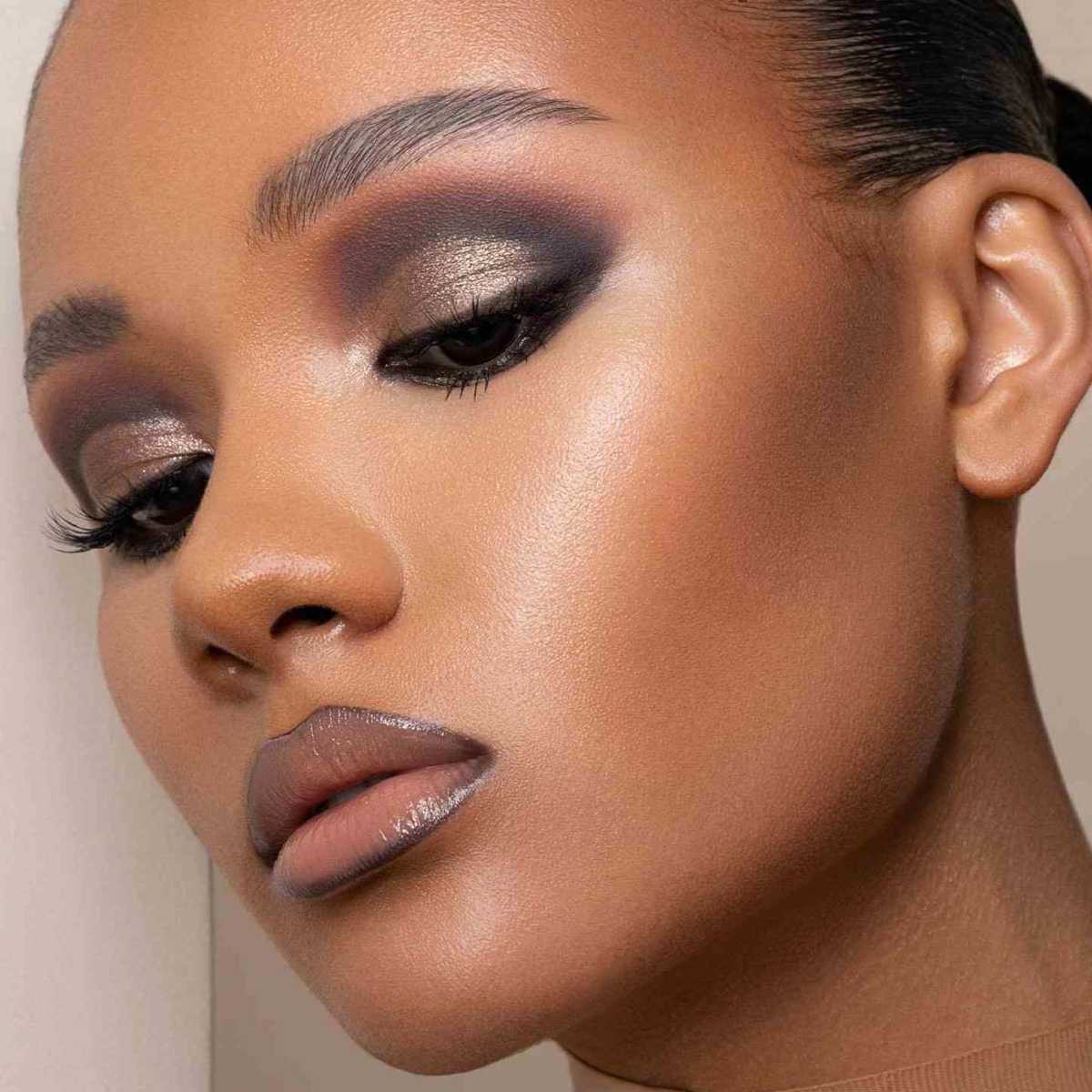 Trucco con halo make up e overlining lips in colori nude Autunno 2023 Trucco con halo make up e overlining lips in colori nude Autunno 2023