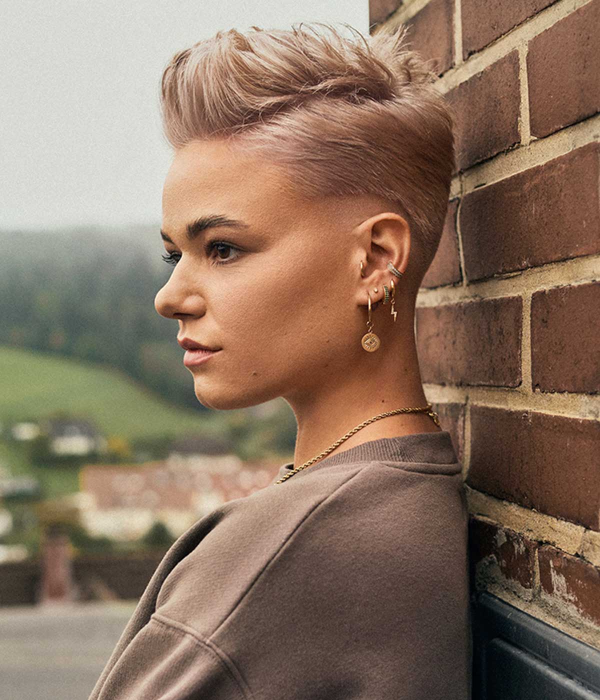 Taglio cortissimo con undercut Taglio cortissimo con undercut