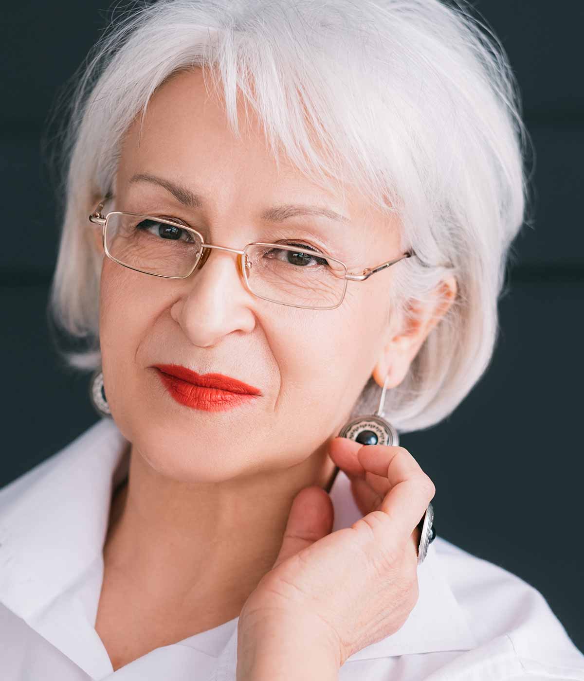 Caschetto corto capelli grigi donna over 60