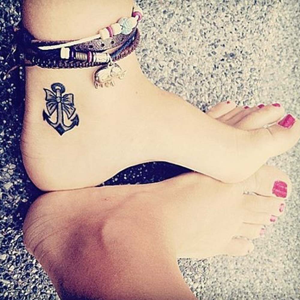 Tatuaggio femminile ancora sul piede
