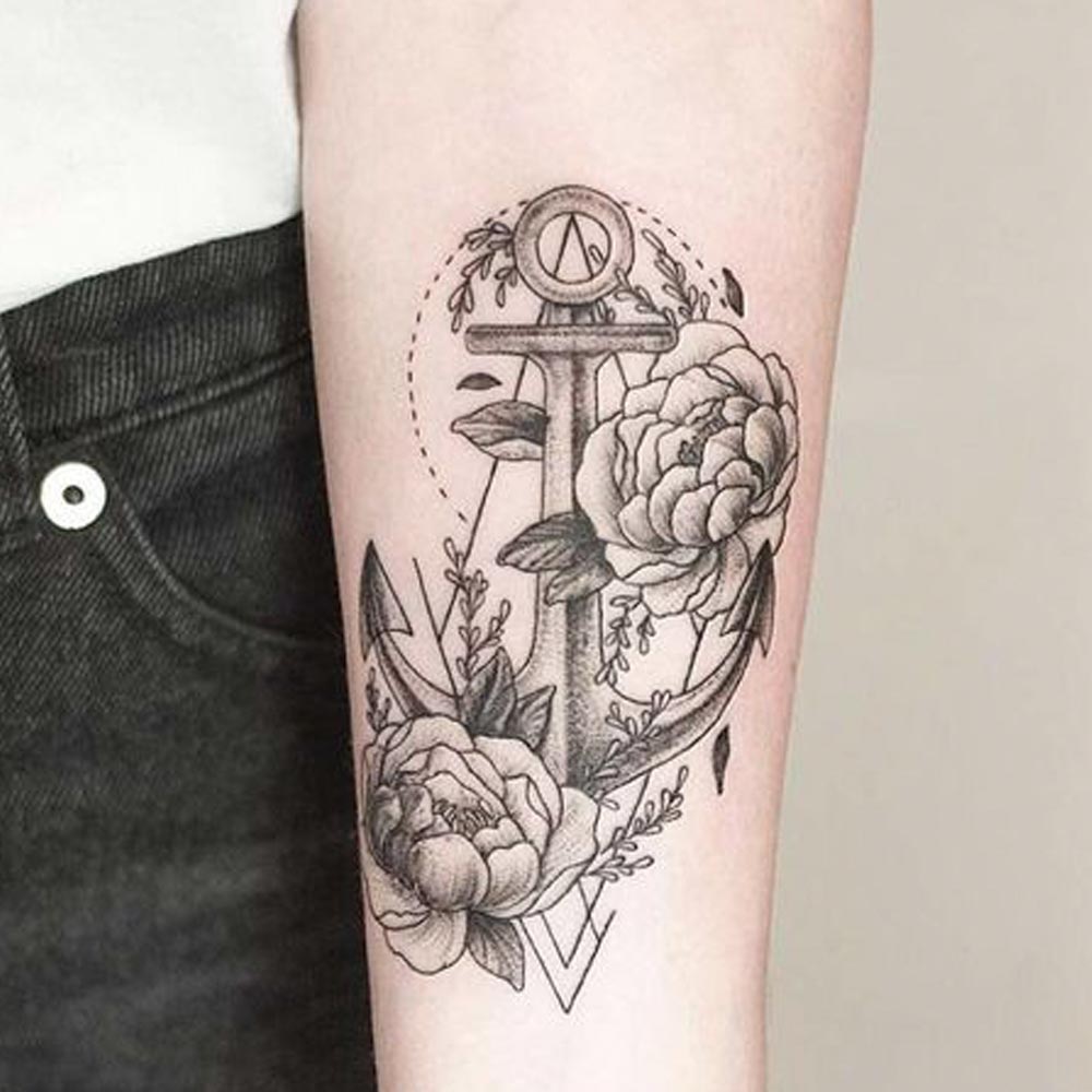 Tatuaggio ancora fiori