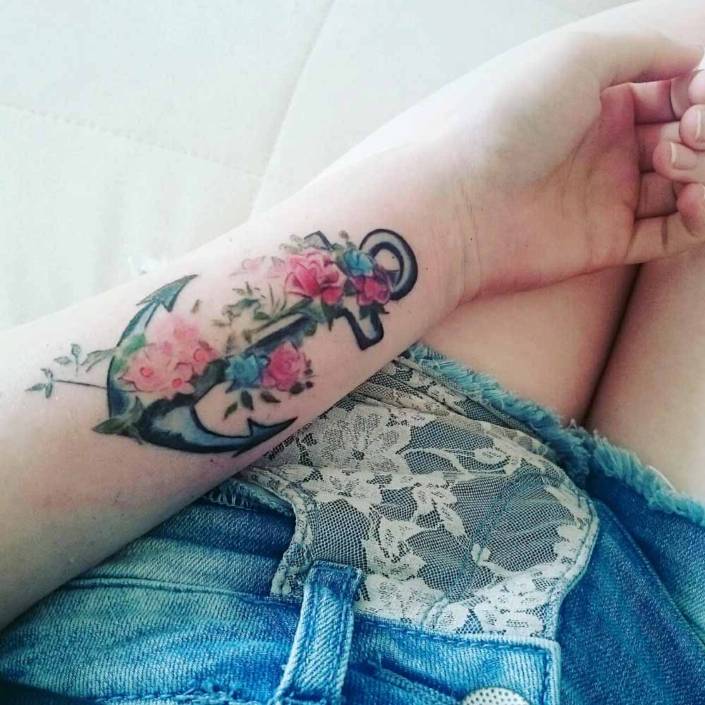 Tatuaggio ancora fiori donna