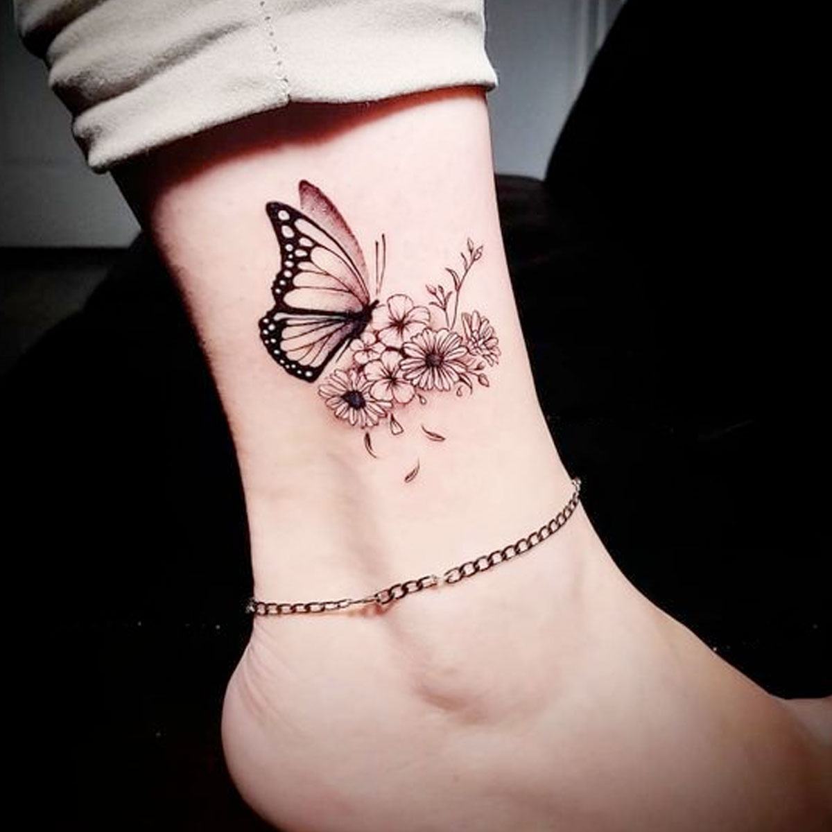 Tatuaggio farfalla caviglia e piede
