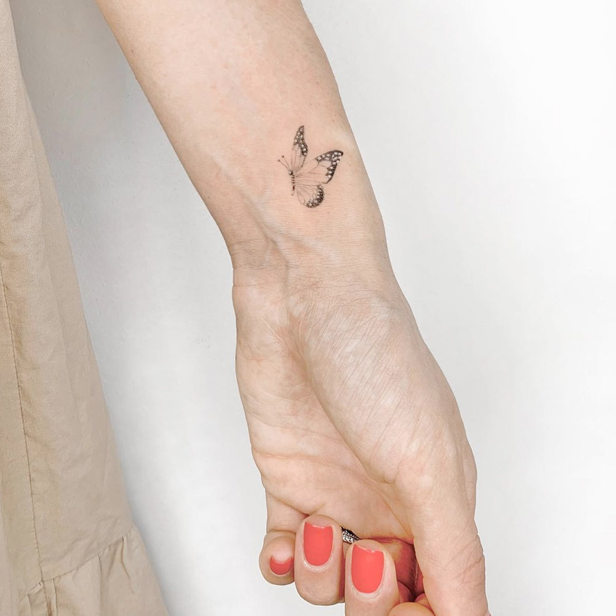 Tatuaggio farfalla piccolo polso