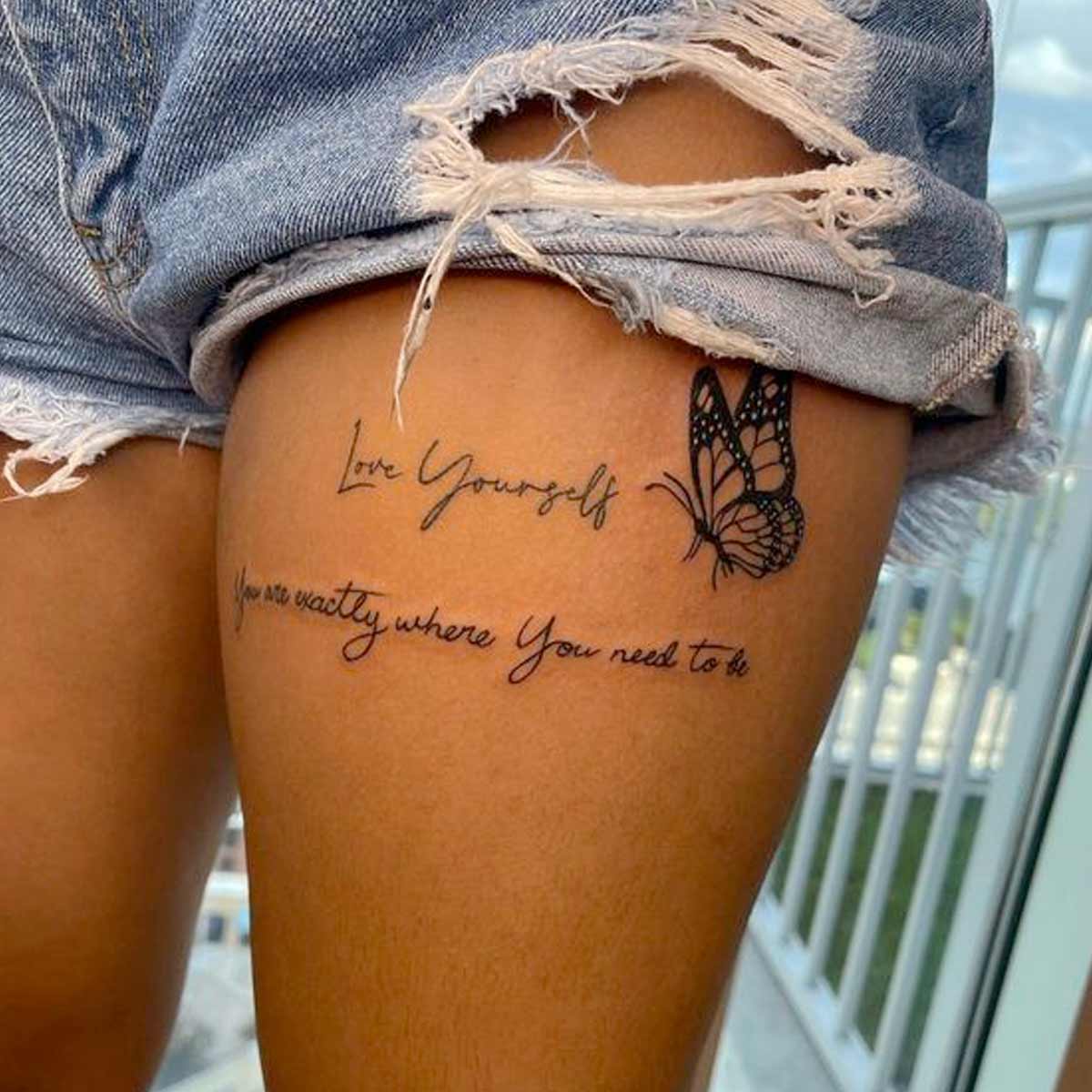 Tatuaggi farfalla con scritte