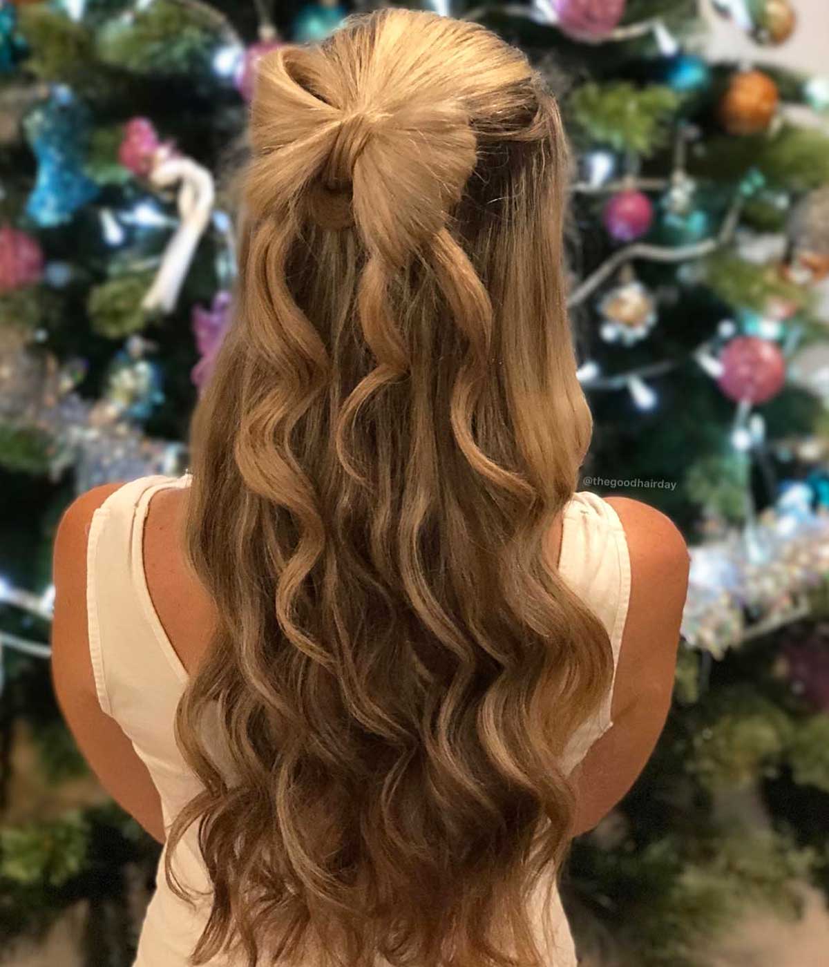 Semiraccolto natalizio, capelli con fiocco per Natale
