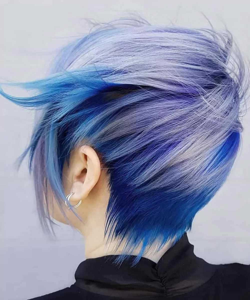 Capelli corti viola blu