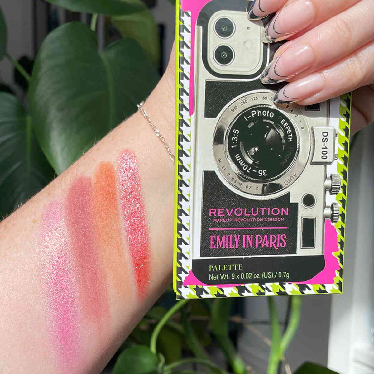 Swatches palette ombretti Makeup Revolution Emily in Paris