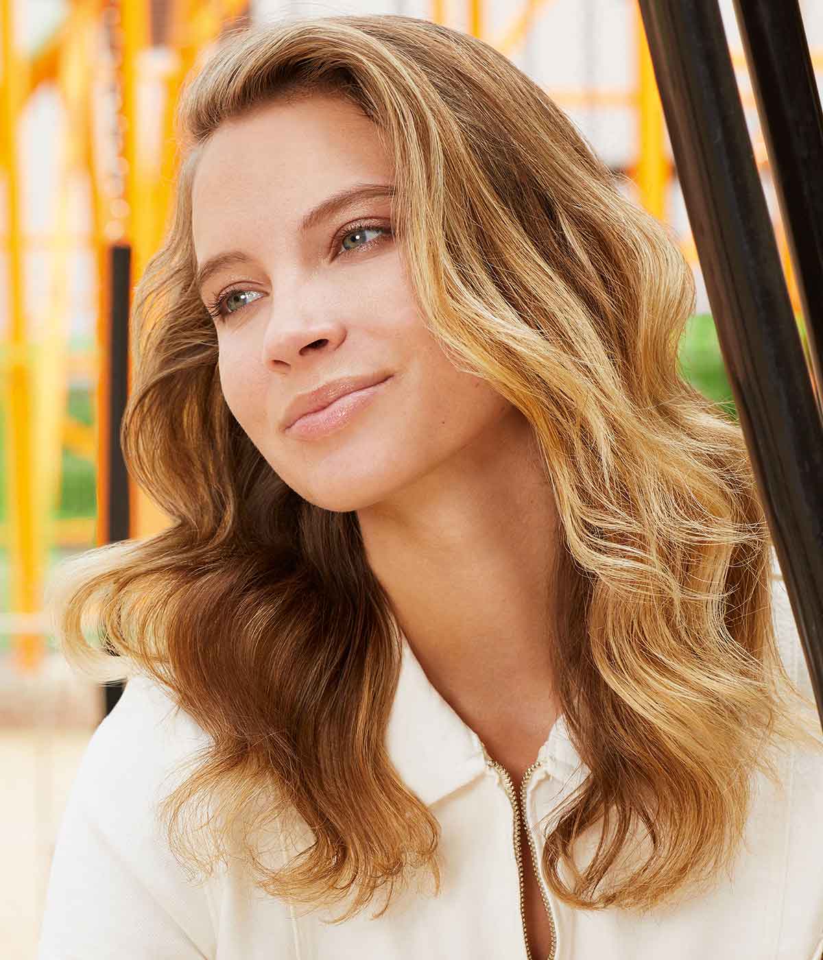 Capelli mossi medio lunghi scalati ciuffo Capelli mossi medio lunghi scalati ciuffo