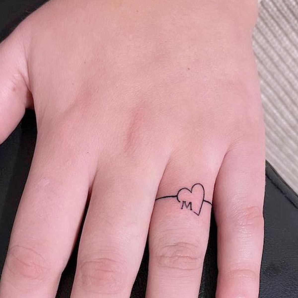 Tattoo lettere sulle dita