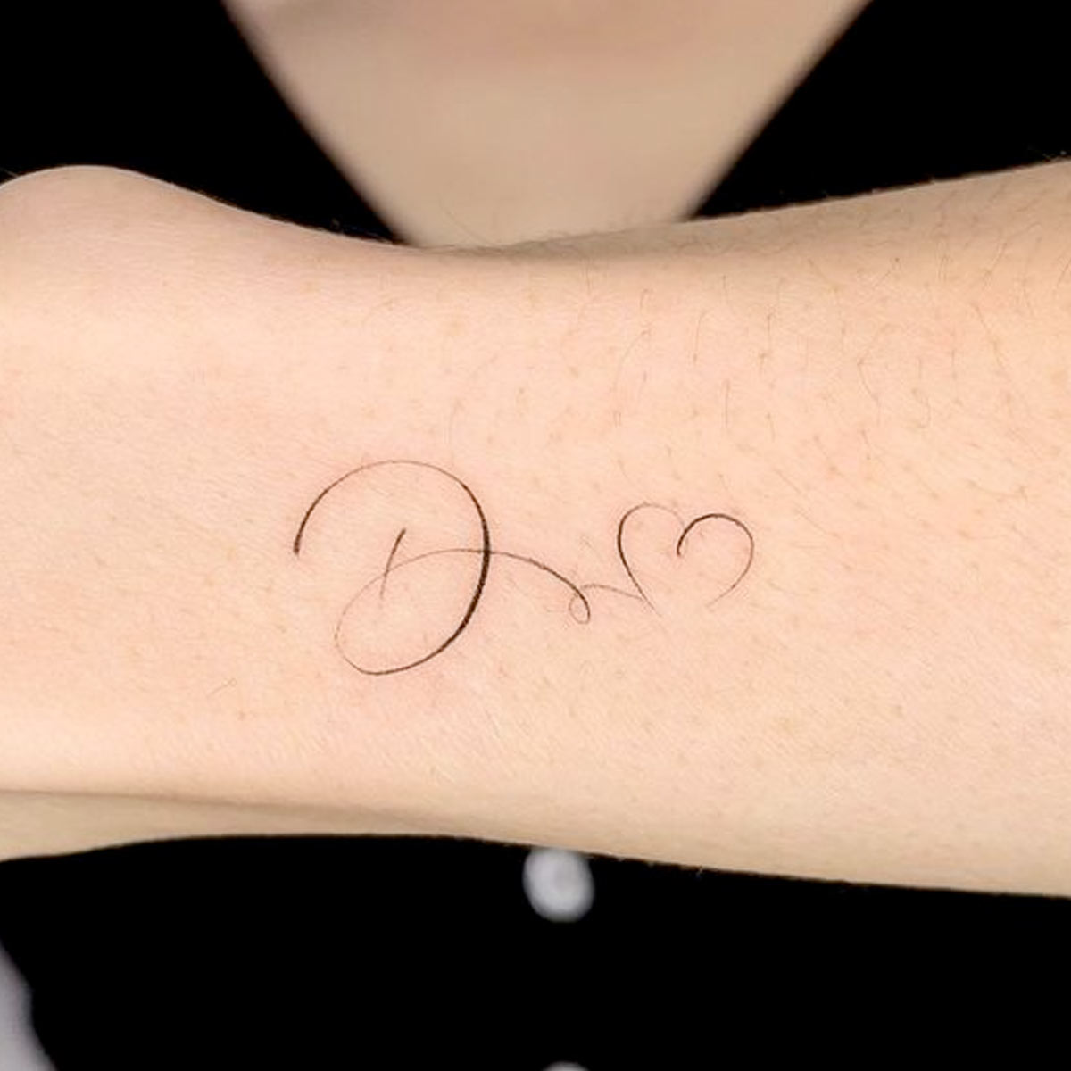 Tatuaggi lettere sul polso e braccio