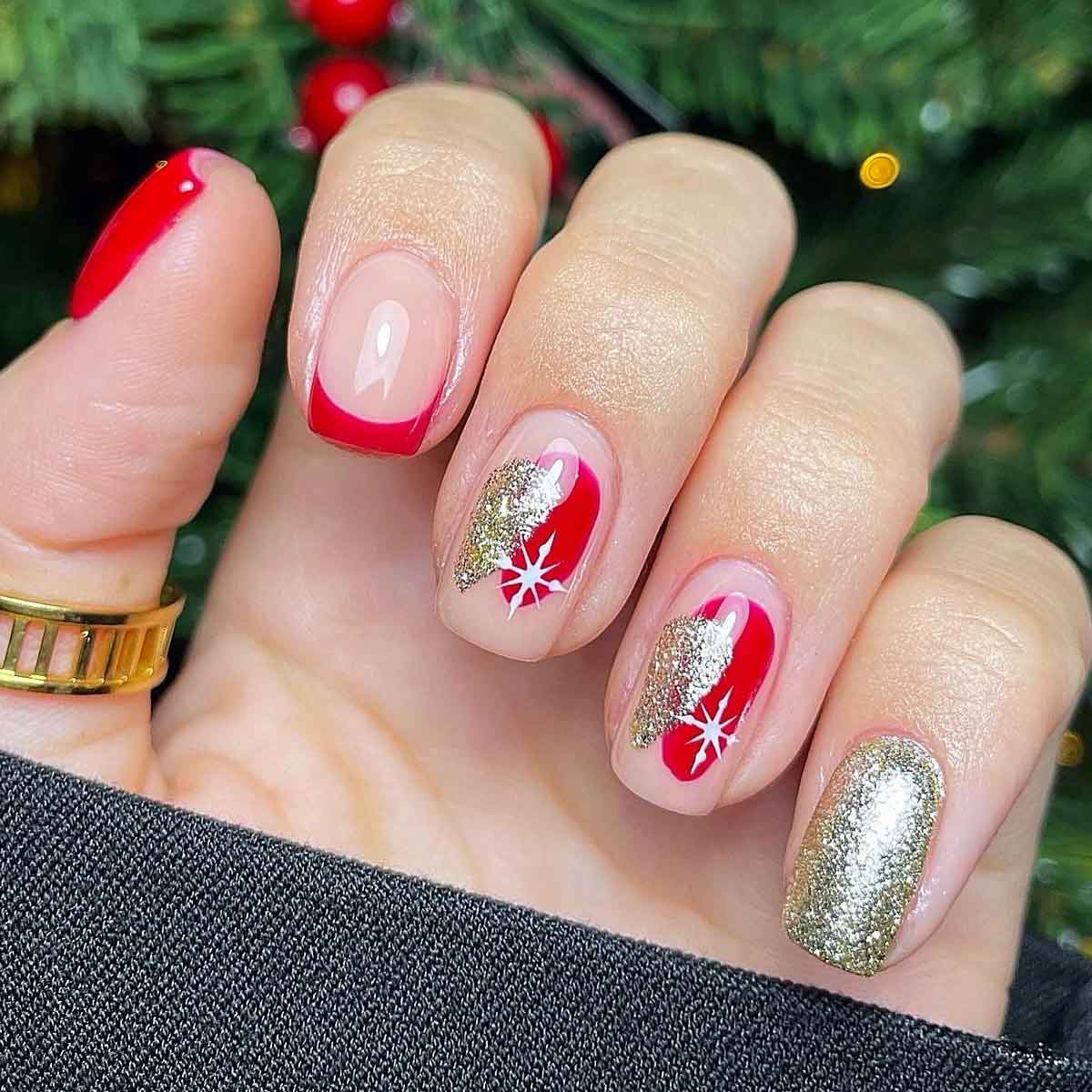Manicure natalizia glitter dorati