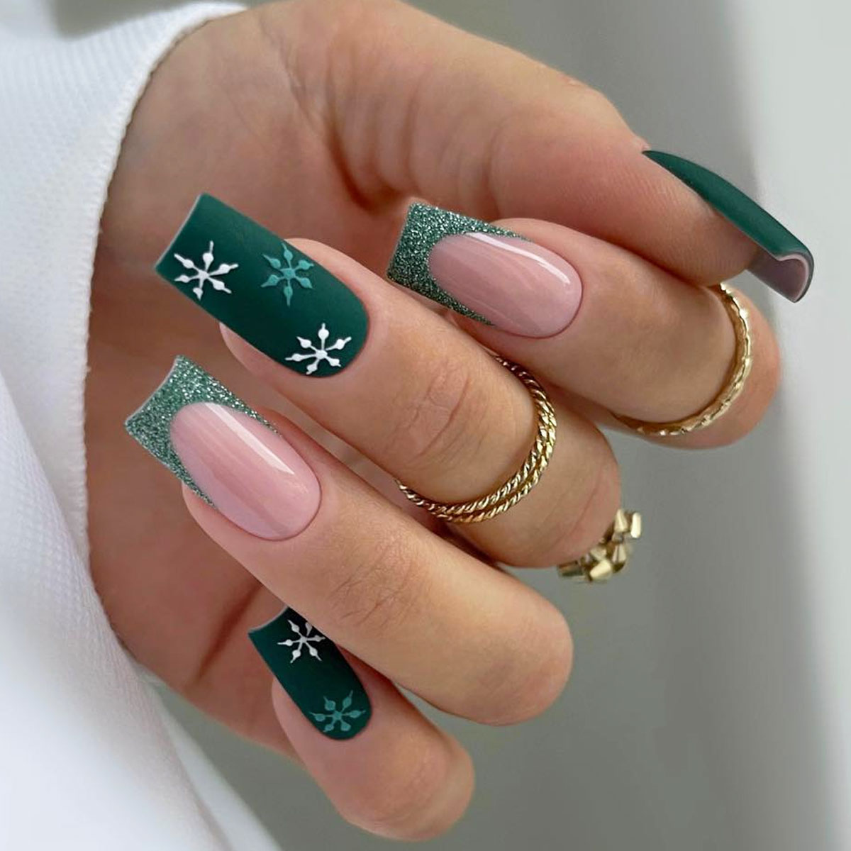 Nail art natalizia verde