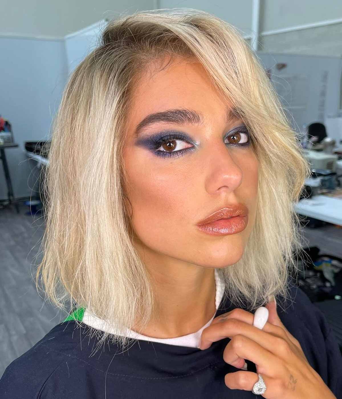 Dua Lipa debutta come attrice con caschetto biondo platino!