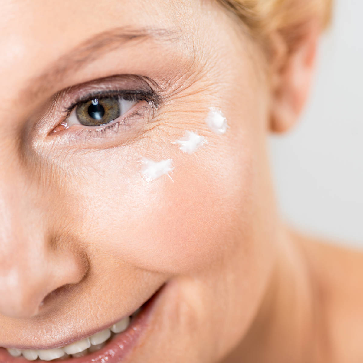 Skincare spiegata dalle over 50 e over 60