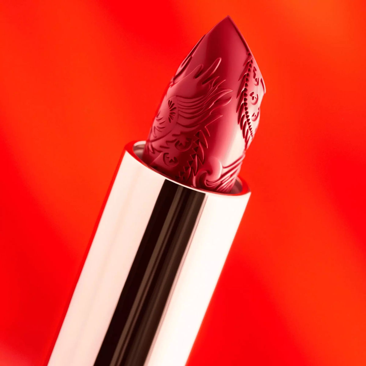Love, Luck & Dragons lipstick di Essence