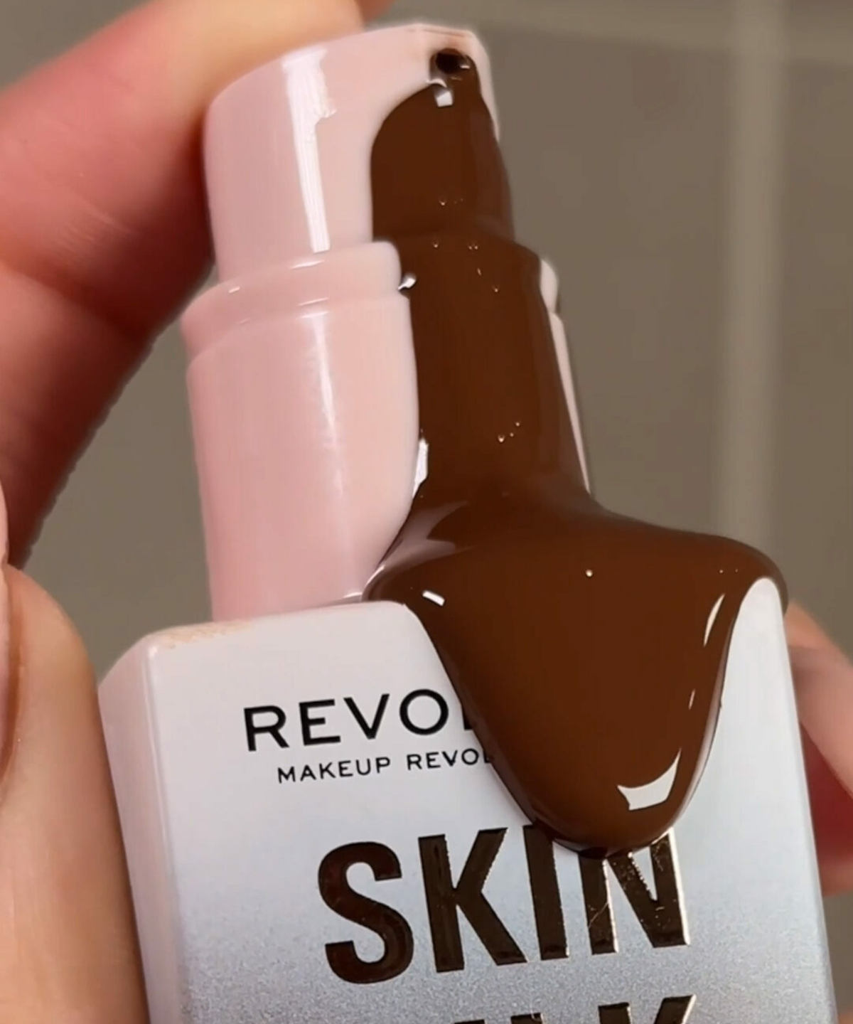 Come si applica il fondotinta Skin Silk di Makeup Revolution